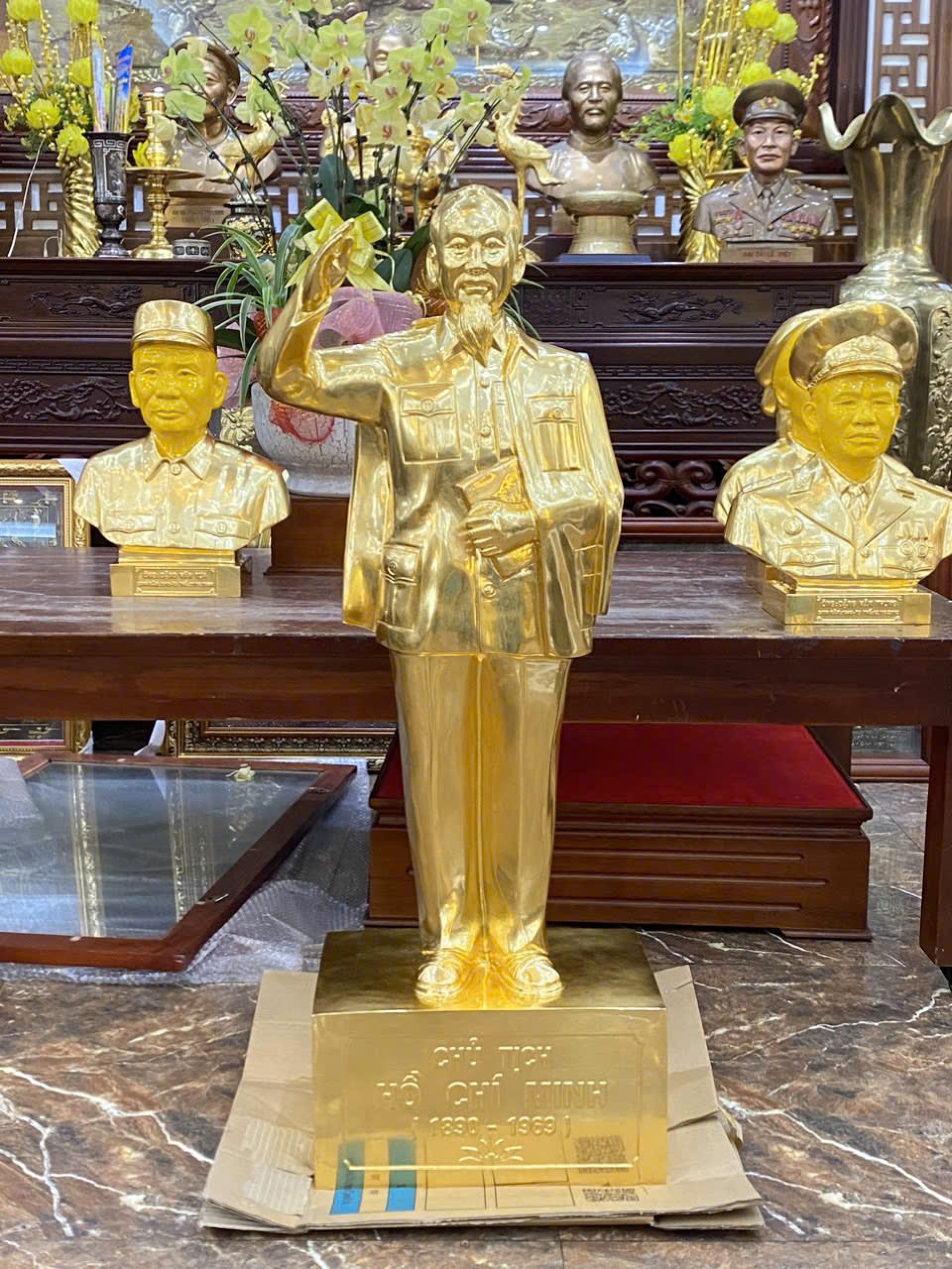 Hoàn thiện pho tượng Bác Hồ vẫy tay chào cao 1m17 cho anh Khánh tại Nam Định